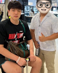 体育投注-网友晒与杨瀚森合影，后者训练时被肘击眼眶变成&amp;quot;熊猫眼&amp;quot;